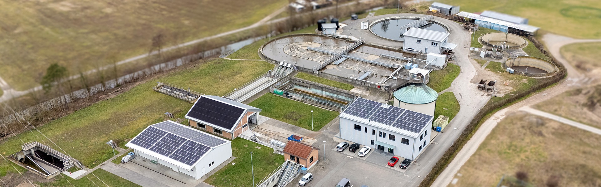 Dekoratives Luftbild der Verbandskläranlage in Karlsdorf-Neuthard