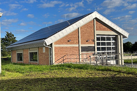 Rechengebäude mit Rechenanlage und PV-Anlage