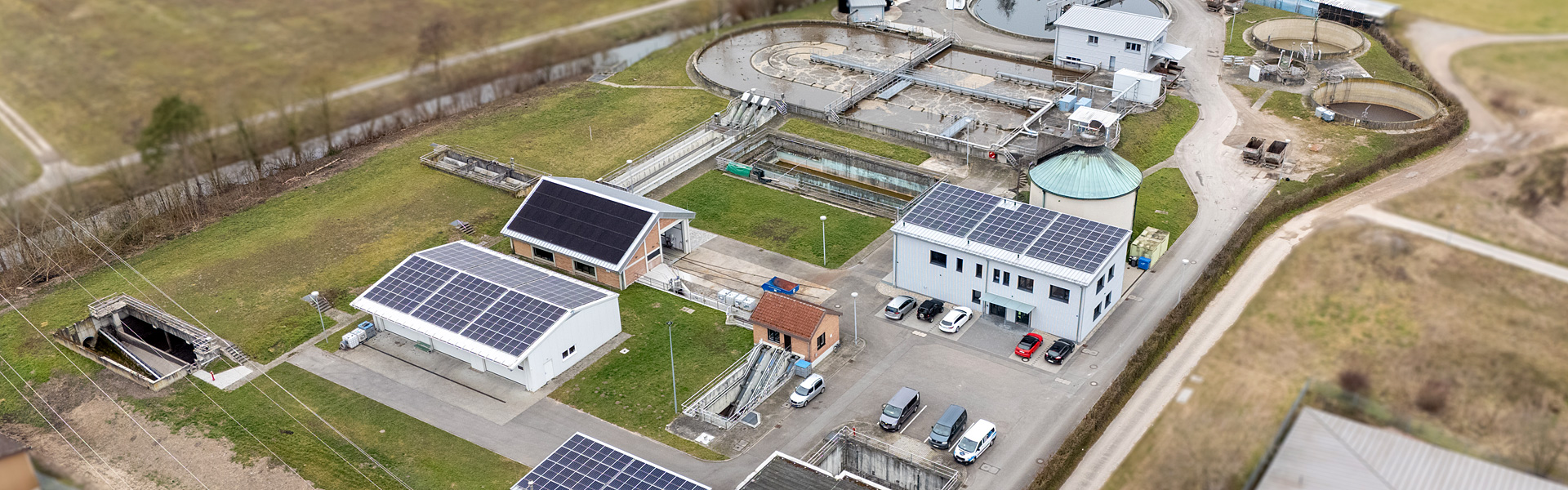 Dekoratives Luftbild der Kläranlage